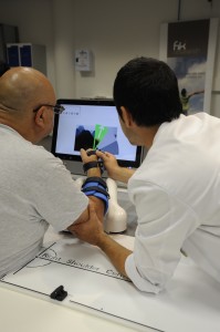 Bideojokoak eta robotika uztartzean du oinarri ArmAssist-ek. 