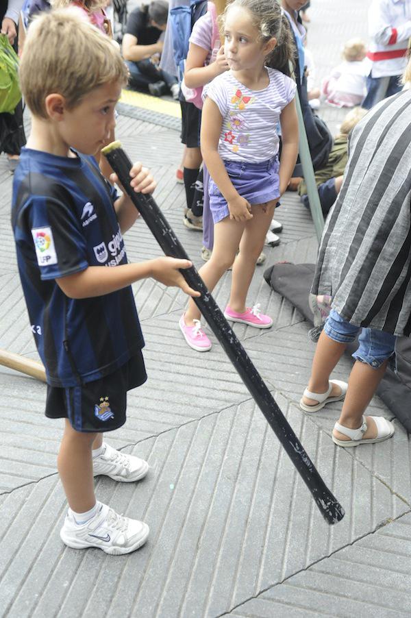Haurrek gozatu ederra hartu zuten tutuari soinua aterata.