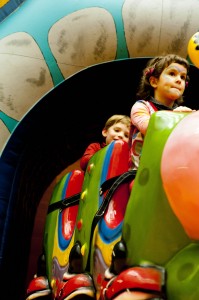 Imaginazioa eta tren txikia lagun, gustura aritzen dira haurrak