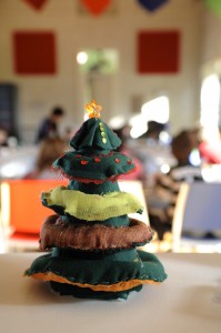 Haurrek, izarra jarrita, bukatu dituzte Gabonetako izei txikiak.