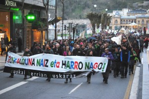 Milaka euskaltzale izan ziren Erdialdeko kaleetan, 'Euskalduna naiz eta harro nago' lelopeko manifestazioan.
