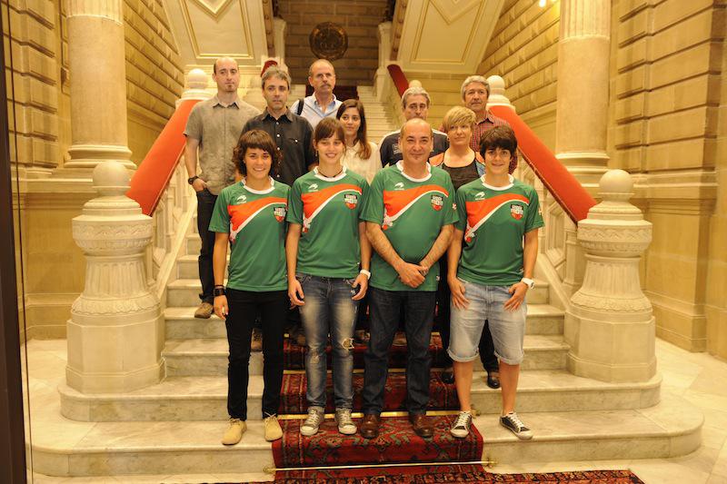 Lehen lerroan, Maialen Zelaia, Esti Aizpurua, Martin Garitano eta Ane Bergara.