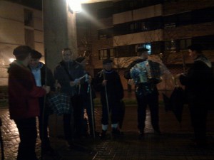 Makila ez ezik, aterkia ere atera dute kalera. (Argazkia: Estitxu Zabala)