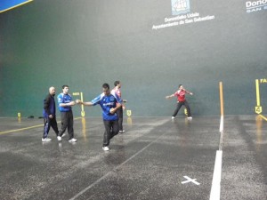 Pilotariak materiala probatzen (Argazkia: E. Zabala)