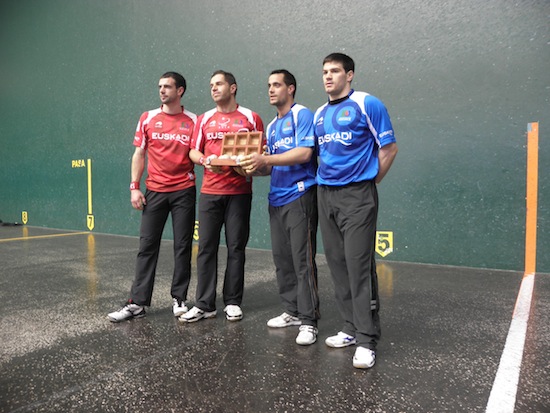 Lau pilotariak, igandeko partidarako hautatutako pilotekin (Argazkia: E. Zabala)