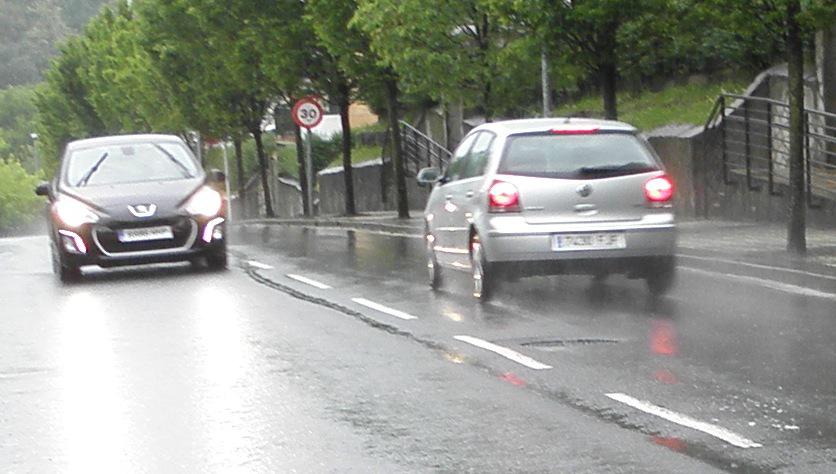 Eguraldi txarrak arazoak sortu ditu errepideetan. (Argazkia: Aritz Sorzabal)
