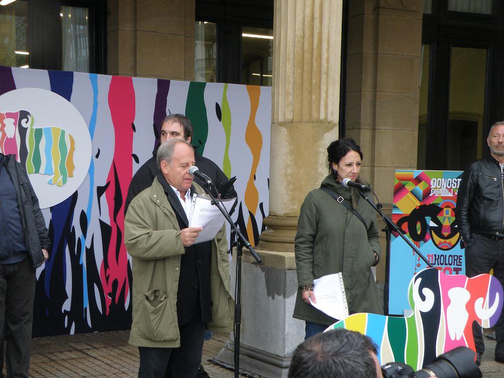 Xabier Mendigure, Samira Goddi, eta Aritz Varela (atzean), gaurko agerraldian. (Argazkia: K. M.)