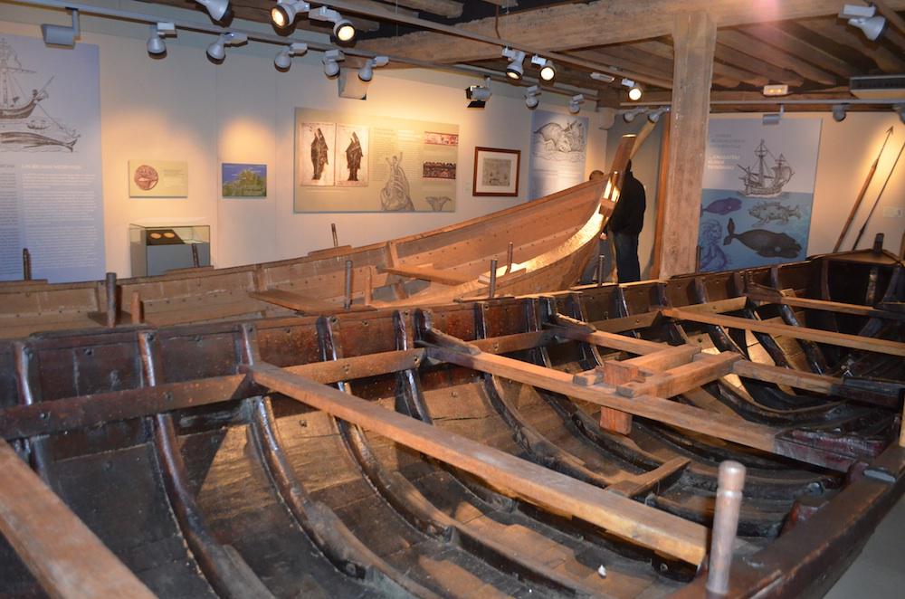 Ontzi Museoan bisitariak Baleazaleak erakusketa ikusten. (Argazkia: Agurtzane Altuna)