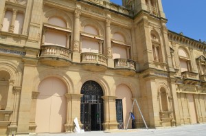 Udaletxeko leihoak estaltzen ari dira argi efektuak lortzeko. (Argazkia: Agurtzane Altuna)