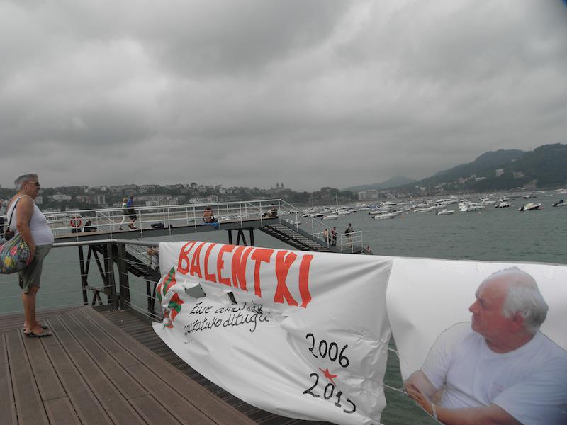 Pankarta bat zintzilikatu dute Kaian, Balentxiren irudiarekin. (Argazkia: Aritz Sorzabal)