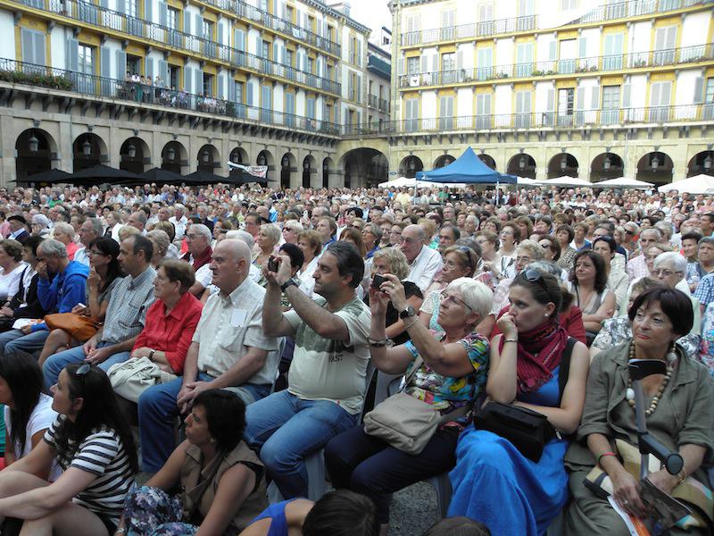 Konstituzio plazan bildutako ikusleak. (Argazkia: Aritz Sorzabal)
