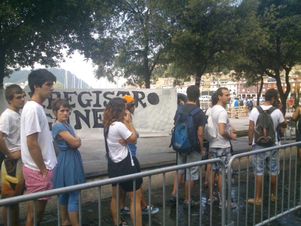 Piratak, baltsaren izena emateko ilaran. (Argazkia: Estitxu Zabala)