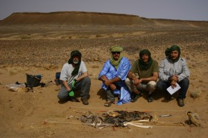 Ikerketa taldea gorpuzkin batzuen atzean. (Argazkia: Aranzadi)