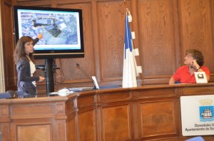 Leire Landa eta Josu Ruiz, Altzako kiroldegiko proiektua aurkezten. (Argazkia: Agurtzane Altuna)