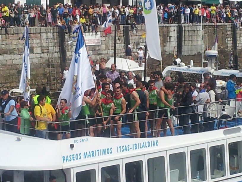 Hondarribiarrak, bandera jaso dutenean. (Argazkia: Lide Ferreira)