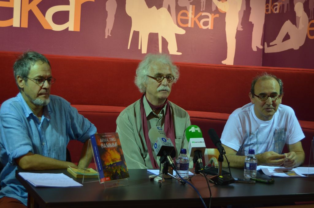 Joan Mari Irigoien idazleak gaur goizean Arma, tiro, bammm! eleberria aurkeztu du, Donostiako Elkar aretoan. (Argazkia: Lide Ferreira)