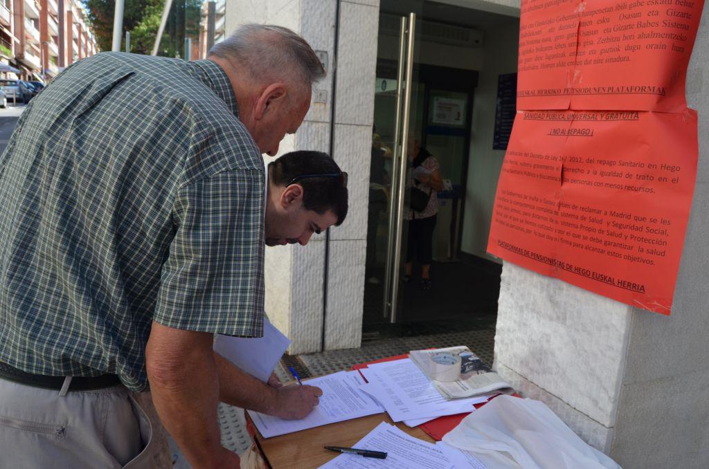 Gipuzkoako Duintasun Elkarteak botiken kopagoaren aurkako sinadurak bildu ditu. (Argazkia: Lide Ferreira)