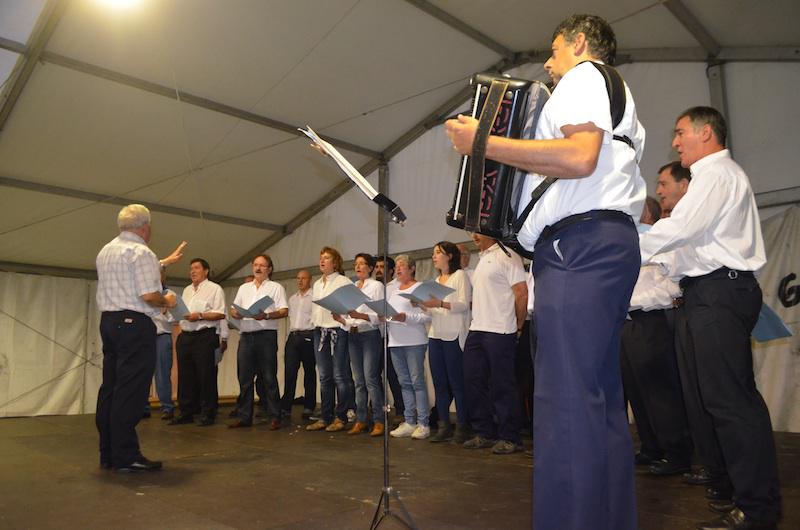 Hainbat auzotarrek abesti ezagunak abestu dituzte. (Argazkia: E. Zabala)