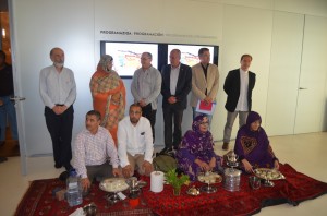 Erakundeetako ordezkariak Saharatik etorritako gonbidatuekin. (Argazkia: Agurtzane Altuna)