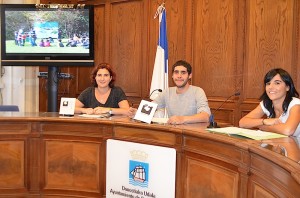 Oihana Orkolaga, Axier Jaka eta Uxua Arana, hezkuntza eskaintzaren aurkezpenean. (Argazkia: Agurtzane Altuna)