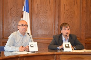 Manu Narvaez eta Josu Ruiz udako turismo datuak ematen. (Argazkia: Agurtzane Altuna)