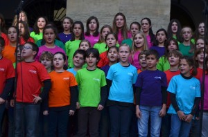 Abesbatza txikietako haurrek alai abestu dute Konstituzio plazan. (Argazkia: Agurtzane Altuna)