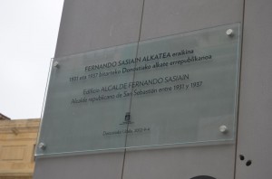 Fernando Sasian Brau Donostiako alkate errepublikanoaren omenez jarritako plaka. (Argazkia: Lide Ferreira)