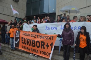 Kaltetuengatik elkarretaratzea egin dute Donostiako Epaitegietan. (Argazkia: Lide Ferreira)
