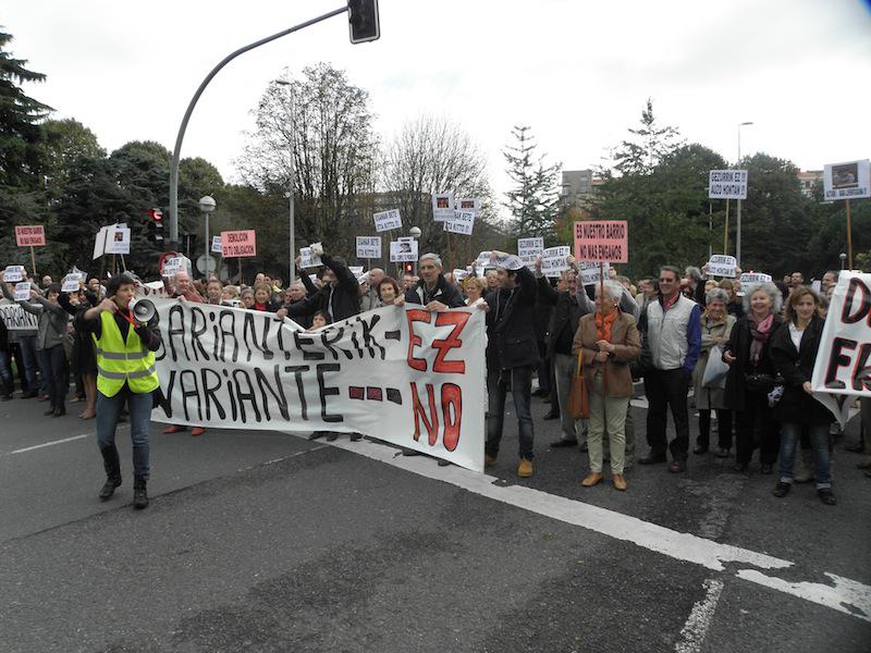 Protesta errepidean bertan egin dute. (Argazkia: Aritz Sorzabal)