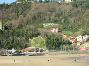Donostia 2016ren aldeko mezua ikus zitekeen lehen. (Argazkia: Mugitu!)