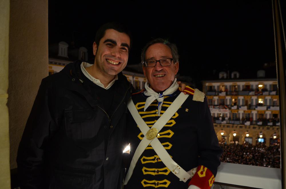 Joaquin Fuentes urrezko danborra bere semearekin, Jonekin. (Argazkia: Nerea Lizarralde)