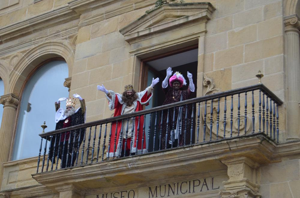 Meltxor, Gaspar eta Baltasar San Telmo Museoko balkoian. (Argazkia: Nerea Lizarralde)