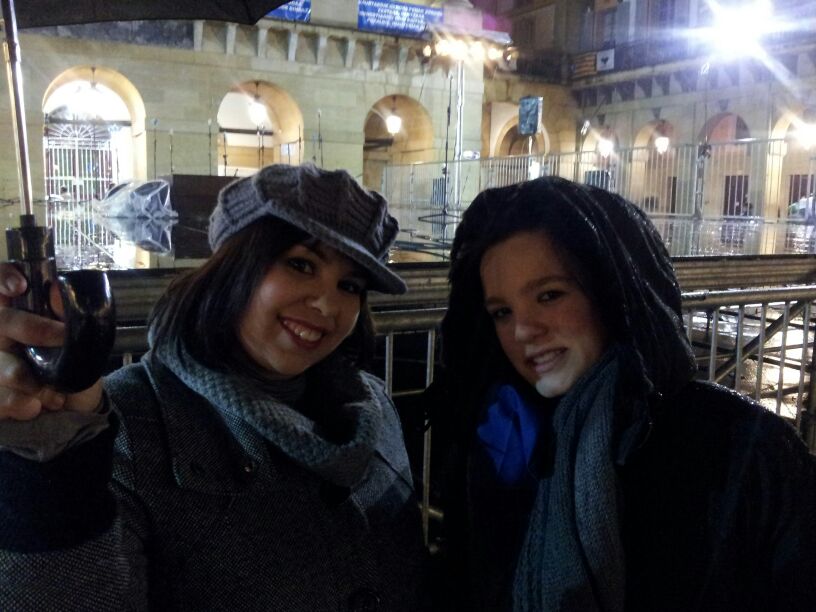 Altzako eta Pasaiako bi neska izan dira lehen lerroa hartu duten lehen festazaleak. (Argazkia: Lide Ferreira)