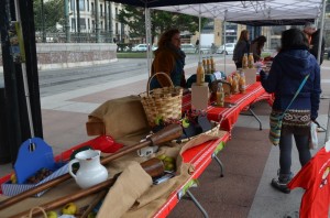 Sagardoa egiteko behar diren tresnak ere erakutsi dituzte. (Argazkia: Agurtzane Altuna)
