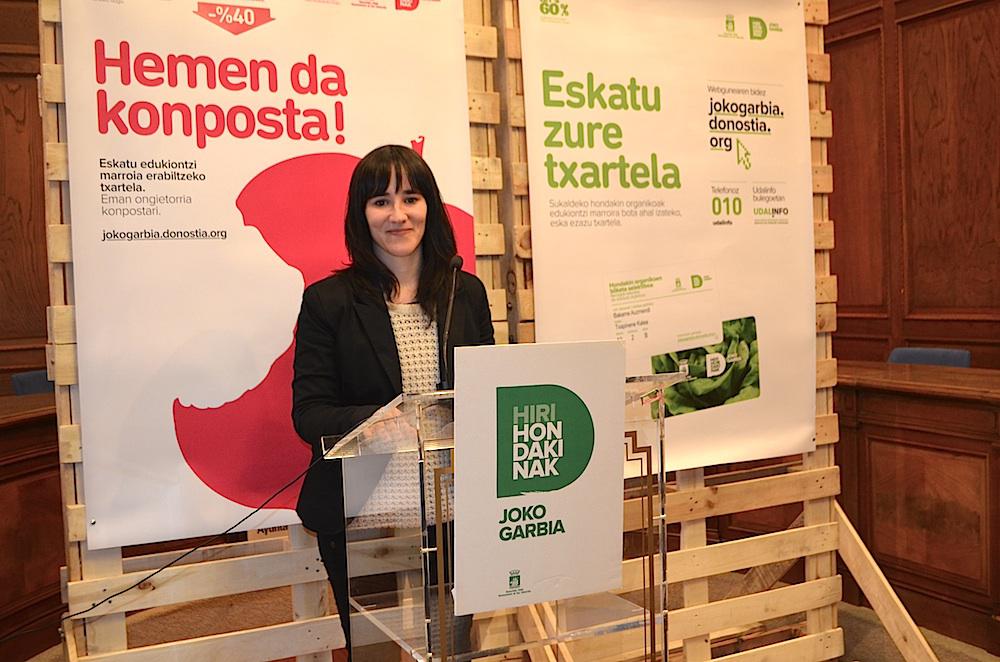 Nora Galparsoro, Azpiegitura zinegotziak edukiontzi marroiaren berri eman du. (Argazkia: Agurtzane Altuna)