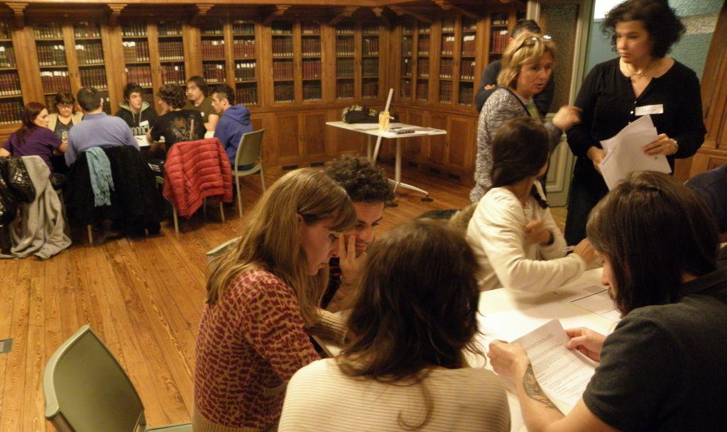 Udal Liburutegi Nagusian egindako bileran taldeka banatu dituzte partaideak. (Argazkia: Aritz Sorzabal)