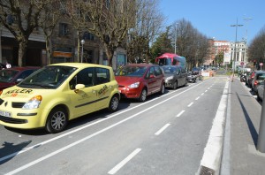 Autoak aparkatzeko lekutik bidegorrira tarte txikia geratu dela uste dute sozialistek. (Argazkia: Agurtzane Altuna)