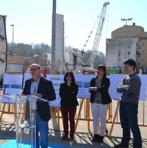 Juan Karlos Izagirre, lanen inguruko adierazpenak egiten. (Argazkia: Agurtzane Altuna)