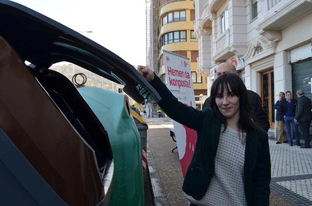 Nora Galparsoro Hiri Azpiegitura eta Zerbitzuetako zinegotziak Zurriola hiribidean aurkeztu du organikoa birziklatzeko edukiontzi berria. (Argazkia: Nerea Lizarralde)