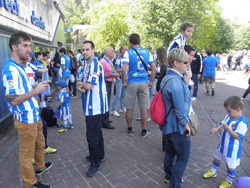 Realzaleak, Anoeta estadioaren kanpoaldean. (Argazkia: Aritz Sorzabal)