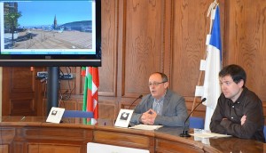 Juan Karlos Izagirre eta Ricardo Burutaran, San Bartolomeri buruzko xehetasunak ematen. (Argazkia: Agurtzane Altuna)