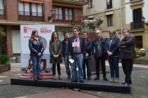 PSE-EEko kideak Lasala plazan. (Argazkia: Nerea Lizarralde)