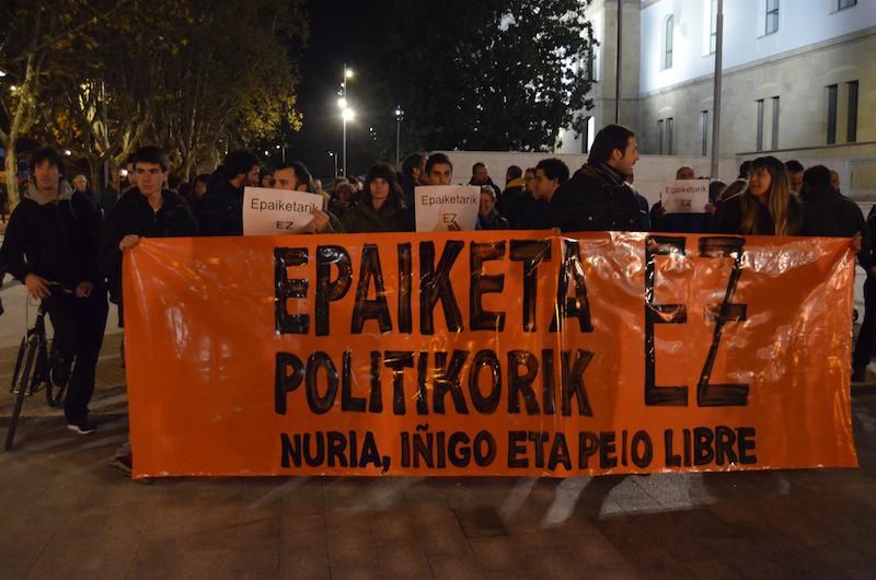 Elkarretaratze bat egin zuten herenegun arratsaldean, Egian, Peio Galvez, Iñigo Balda eta Nuria Alzugarai auzokideei elkartasuna adierazteko. 