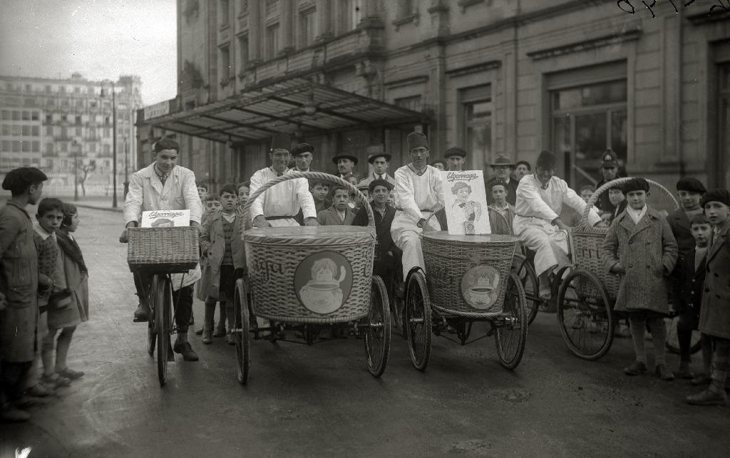 Txokolate saltzaileak, 1928an. (Argazkia: Fototeka)