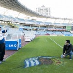 Anoetako estadiora bisita egin duten bi zale zelaian. (Argazkia:Mikel Goñi)