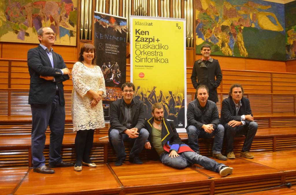 Ken Zazpi eta Euskadiko Orkestra Sinfonikoaren egitasmoa aurkeztu duten parte hartzaileak. (Argazkia: Lide Ferreira)