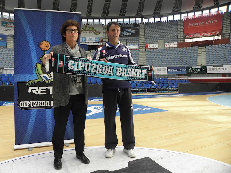 Porfi Fisac, Gipuzkoa Basketeko presidente Nekane Arzallusekin batera. (Argazkia: Aritz Sorzabal)