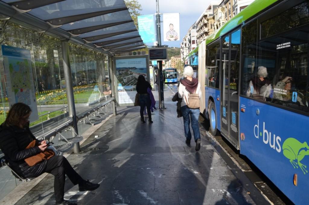 600 sinadura batu dituzte Altzan DBUS-eko 13. autobus lineako murrizketen aurka