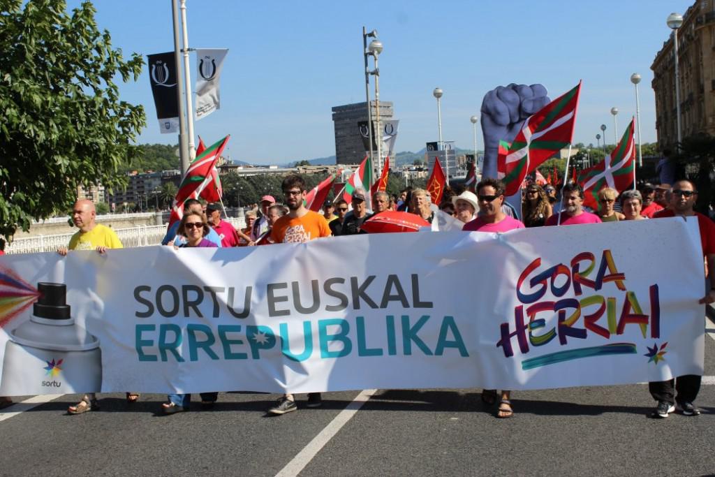 Presoak etxeratzearen aldeko protesta egin dute Aste Nagusiko lehen egunean