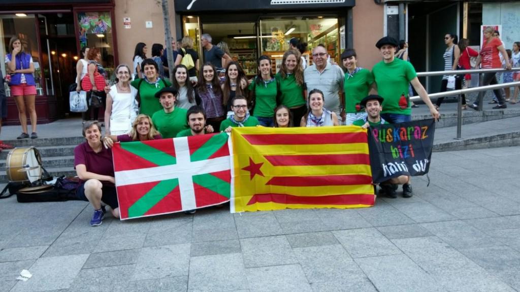 Katalunian ibili dira Trebeska Dantza Taldeko kideak